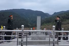 越中两国国防部长在​芝麻口岸（图片来源：越通社）