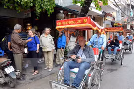 国际游客参观越南河内市​ （图片来源：越通社）