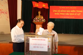 越共中央总书记阮富仲为中部洪水灾民筹集善款（图片来源：越通社）