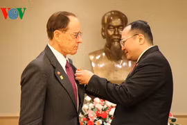 越南驻美副大使阮辉勇向授予安德烈•索瓦洛先生友谊勋章（图片来源：越南之声）
