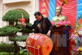 越南国会副主席丛氏放出席开学典礼（图片来源：越通社）