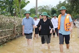 越南国会主席阮氏金银看望河静省暴雨洪灾群众（图片来源：越通社）