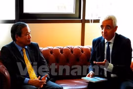 越南驻意大利大使高正善与意大利撒丁大区政府副区长帕奇（Raffaele Paci）（图片来源：越通社）