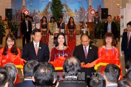 越南政府总理阮春福与中国国务院副总理张高丽共同主持主题国越南“魅力之城”开馆仪式。（图片来源：越通社）