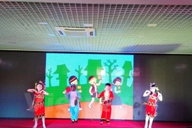 “为了明天”文艺交流会的文艺节目（图片来源：越通社）
