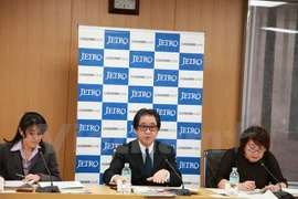 日本贸易振兴机构理事长石毛博行在新闻发布会上发表讲话