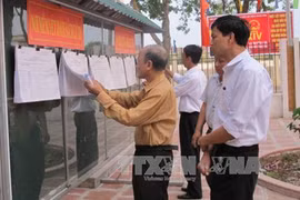 宁平省人民查看选民名单（图片来源：越通社）