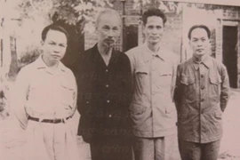 胡志明主席与范文同（右起二），武元甲和长征在1954年7月第六届中央会议后合影