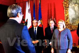 越南驻意大利兼驻马耳他大使高正善向马耳他总统玛丽·路易斯·科勒略·普雷卡递交委任书。（图片来源：越通社）