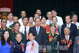 阮春福总理与各位代表合影