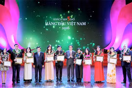 越南政府副总理武德儋向10家五星级酒店及度假村颁奖。