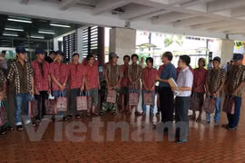 越南驻印尼大使馆为越南渔民办理出境手续（图片来源：越通社）