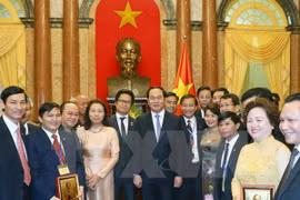 越南国家主席陈大光与国内企业家代表合影。（图片来源：越通社）