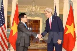越南政府副总理兼外交部长范平明与美国国务卿约翰·克里举行会谈