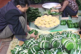 人民包粽子，准备过春节。