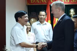 越南劳动总联合会裴文强会见美国驻越大使（图片来源：越南劳动报）