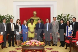 越共中央经济部部长王廷惠与世界银行高级官员合影（图片来源：越通社）