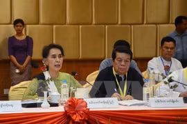 缅甸国家顾问昂山素季（右）与21世纪“彬龙会议”筹委会主席丁妙温（左）。