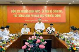 越南政府总理阮春福来到财政部调研座谈（图片来源：越通社） 
