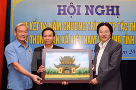 同奈省省委书记阮富强（左）向越通社领导人赠送礼物（图片来源：越通社）