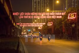 屈维进街的喜迎越共十二大的标语。