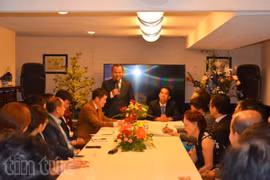 越南外交部副部长武鸿南与旅加越南人进行交谈（图片来源：http://baotintuc.vn/）
