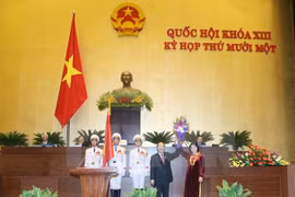 前越南国会主席阮生雄向阮氏金银送花