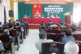 越共中央委员、国会副主席汪周刘和清化省国会代表日前与清化省拜尚镇选民接触。