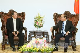 越南政府总理阮春福会见古巴拉丁美洲通讯社社长恩里克·冈萨雷斯（图片来源：越通社）