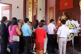 众多旅居老挝越南向胡志明主席敬香（图片来源：越南人民报）