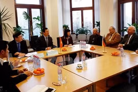 武辉煌部长会晤德越友好协会。（图片来源：越南画报）