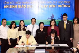 “2016年骑车上学——安生教育助学金”的合作协议签字仪式。