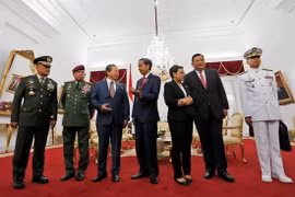 菲马印三国国防部代表及高级领导人在一场会议上讨论航行问题。（图片来源：因特网）