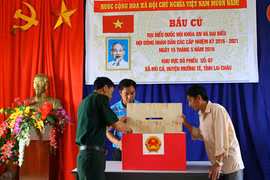 穆大乡选举工作组检查投票箱。（图片来源：因特网）