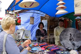 越南展区吸引众多参观者驻足观看