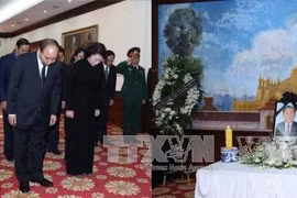 越南政府总理阮春福率团前往老挝驻越南大使馆悼念沙曼·维亚吉同志（图片来源：越通社）