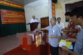清化省选民参加新一届国会和各级人民议会换届选举投票（图片来源：越通社）