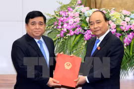 越南政府总理阮春福向越南计划与投资部新任部长阮志勇授予任命决定（越通社—VNA）