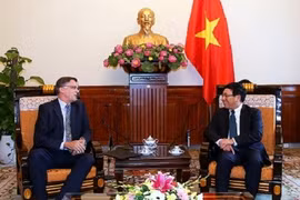 越南政府副总理兼外交部长范平明会见澳大利亚驻越特命全权大使休伯罗曼（图片来源：baophapluat.vn）