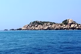 来到双角-头岛，游客有机会欣赏艳丽夺目的景观、原始的海滩、形状独特的石头