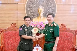第四军区副司令员兼参谋长邓仲军少将向柬埔寨王家军队干部代表团代表赠送纪念礼物。（图片来源：人民军队报）