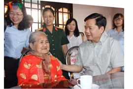 丁罗升同志探访古芝县抚恤优待家庭。