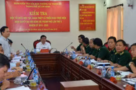 丁罗升同志与胡志明市边防部队党委召开会议。