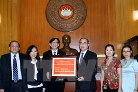 泰国驻越大使玛诺猜向越南旱区、海水入侵灾区灾民移交泰国政府、人民及10家企业募捐的10万美元善款。