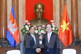 国家主席陈大光（右）与柬埔寨国务兼外交国际合作部大臣布拉索昆亲切握手（图片来源：越通社）