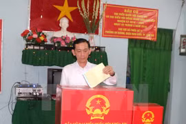 芹苴市选民参加新一届国会和各级人民议会代表​选举投票（图片来源：越通社）