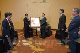 河内市人民委员会主席阮德钟向韩国首尔市长朴元淳赠送纪念品（图片来源：越通社） 