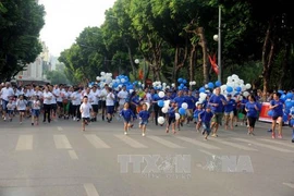 《新河内报》第43次和平跑步公开赛总决赛吸引1200人参加（图片来源：越通社） 