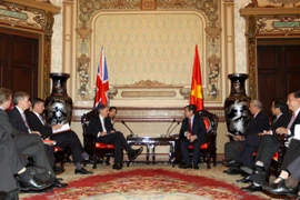 胡志明市人民委员会主席阮成峰会见英国外交大臣菲利普·哈蒙德（图片来源：越通社）