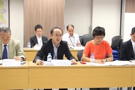 日本贸易振兴机构驻河内代表处首席代表川田为广宁省提供咨询。（图片来源于《人民报》）